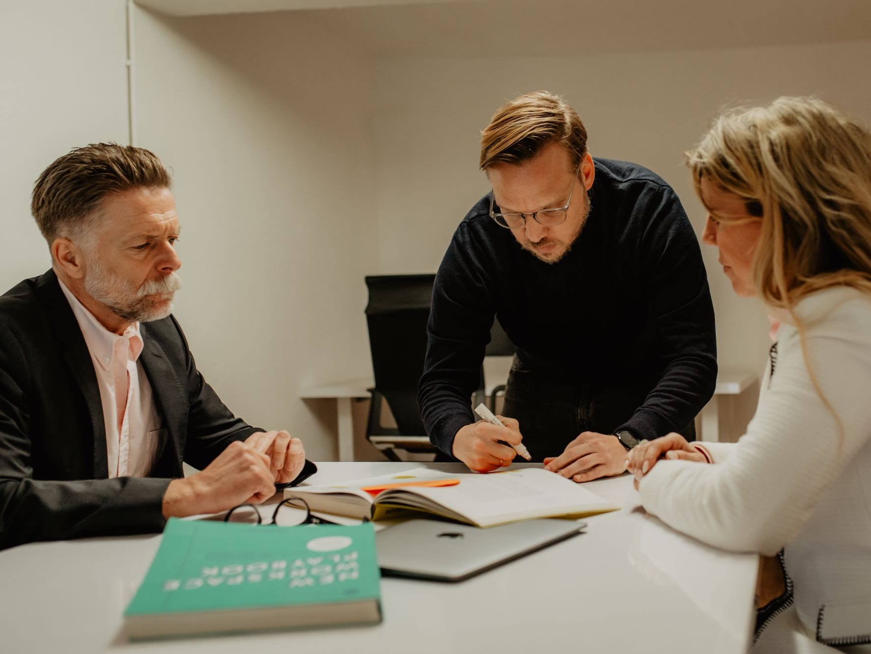 Christian im Brainstorming mit zwei Kunden am Tisch